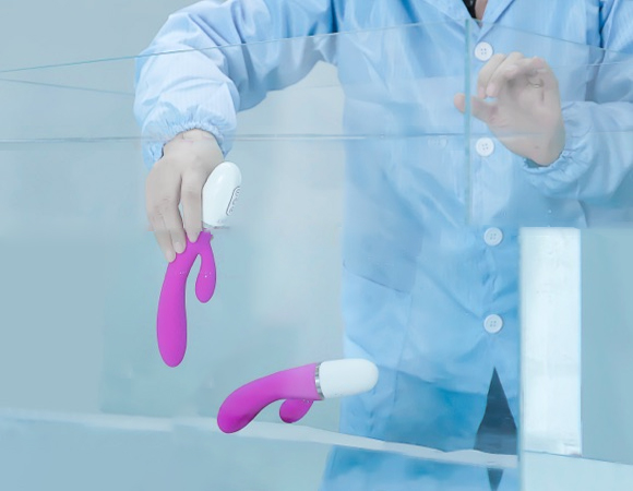 product expert is testing the waterproof pink g spot vibrator